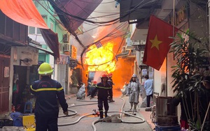 Nhân chứng sợ hãi kể giây phút bình gas phát nổ gây ra vụ cháy lớn trên phố Hà Nội