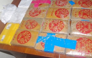 Kỳ lạ hàng chục bánh heroin có chữ Trung Quốc trôi dạt vào bờ biển tỉnh Quảng Nam