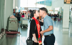 Vợ chồng ca sĩ Ngọc Hiền không ngại "khoá môi" ở sân bay