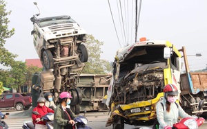 Xe tải tông xe ben chổng lên trời giữa ngã tư, người dân phá cửa giải cứu tài xế và phụ xe