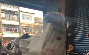 Cô dâu suýt lộ nội y trong ngày cưới chỉ vì hành động này của đám bạn