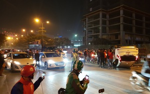 Giữa dòng người "đi bão" mừng U22 Việt Nam giành HCV, ô tô trắng lật giữa phố Hà Nội