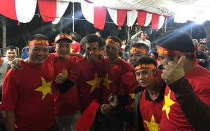 Từ nhà cầu thủ Văn Toản, ngàn CĐV xúc động mừng chiến thắng của  U22 Việt Nam