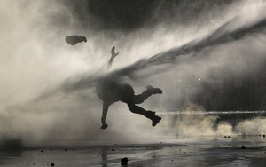 24h qua ảnh: Người biểu tình bị vòi rồng thổi bay