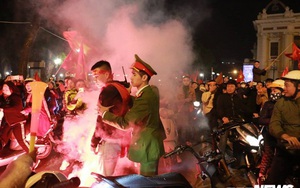 Đốt pháo sáng ăn mừng chiến thắng U22 Việt Nam, 7 thanh niên bị cảnh sát hoá trang bắt giữ