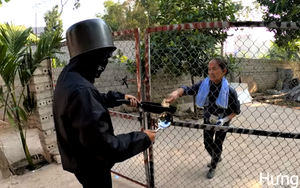 Mẹ con Bà Tân Vlog bị ném đá vì đăng clip cosplay thanh niên bôi mặt đen 'cầm đầu gà' xin tiền: Ủa, hổng có dzui!
