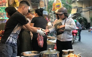Khu chợ độc nhất Hà Nội: Mở vài tiếng bán hàng trăm cân cá kho, trời lạnh càng hút khách