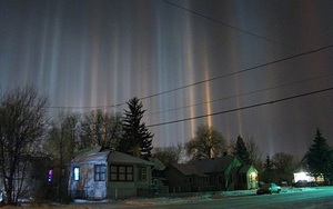 Giải mã bí ẩn hiện tượng cột ánh sáng nhiều màu kéo dài từ bầu trời xuống mặt đất