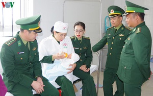 Giải cứu trẻ sơ sinh 13 ngày tuổi bị mua bán qua biên giới
