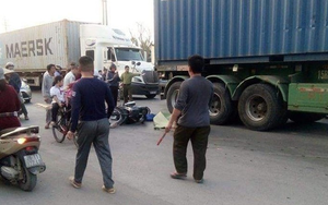 Ông chở cháu đi học về va chạm với xe container, 2 cháu trai tử vong thương tâm