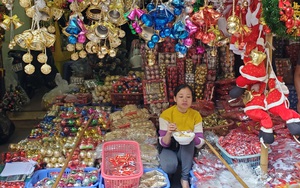 Thị trường Giáng sinh vào cao điểm, tiểu thương Hàng Mã vừa ăn vừa bán hàng