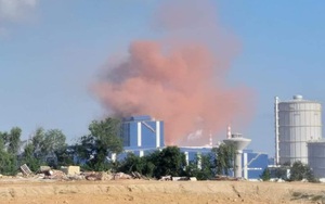 Nhà máy thép Hòa Phát Dung Quất nhả khói màu hồng bất thường
