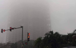 Hà Nội: Sương mù bao phủ dày đặc, các tòa nhà cao tầng bất ngờ "biến mất"