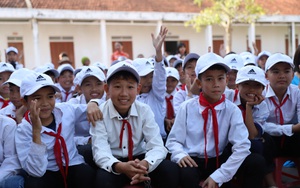 Khi danh thủ Quang Hải, MC Thảo Vân “duyệt” ước mơ của học sinh nghèo Can Lộc