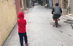 Sáng sớm đã ra ngõ mua đồ, hai bố con khiến dân mạng bật cười vì hình ảnh đối lập