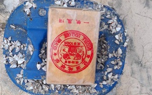 Hàng chục bánh nghi heroin có chữ Trung Quốc tiếp tục trôi dạt vào bờ biển miền Trung