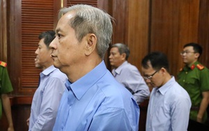 Nguyên Phó Chủ tịch UBND TP HCM Nguyễn Hữu Tín nghẹn ngào ở phiên xử: “Bị cáo rất hối hận”