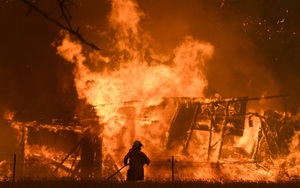 Thảm họa ở Australia: Vòi rồng lửa kinh hoàng nhấc bổng xe cứu hỏa 12 tấn, hóa ngày thành đêm