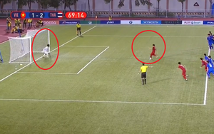 Dùng tiểu xảo để cản penalty của U22 Việt Nam, thủ môn Thái Lan bị trọng tài "bắt thóp"