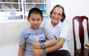 Hành trình 10 năm "vá lỗi tạo hoá" cho trẻ Việt của bác sĩ tiết niệu Nhi hàng đầu người Ý