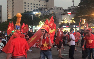 Hàng nghìn CĐV rực rỡ cờ hoa cổ vũ đội tuyển Việt Nam