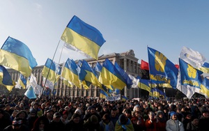 1 vạn người biểu tình ở Kiev, TT Ukraine bị đe dọa "lật đổ" nếu đầu hàng trước ông Putin