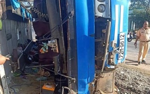 Nguyên nhân vụ lật xe khách khiến 2 người chết, 11 người bị thương ở Long An