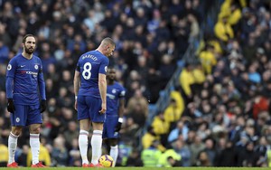 Hạ nhục Chelsea, Man City dìm thầy trò Sarri xuống đáy khốn cùng, trao "ghế" cho Quỷ đỏ