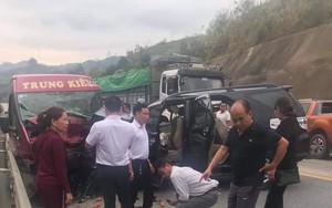 Xe khách đấu đầu xe 7 chỗ trên cao tốc Nội Bài - Lào Cai khiến 9 người bị thương
