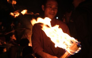 Tục "lấy lửa" độc đáo mang may mắn từ đình làng về tới nhà ở Hà Nội