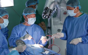 Lần đầu tiên tại châu Á, Bệnh viện Nhân Dân 115 mổ u não bằng robot chỉ mất 90 phút