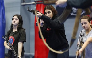 7 ngày qua ảnh: Các cô gái Ukraine luyện tập bắn súng tự vệ