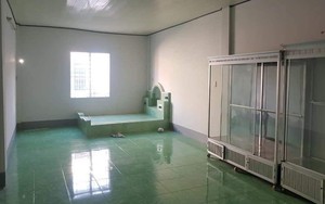 Vừa bước vào nhà, vị khách kinh ngạc khi thấy chiếc giường khác thường của gia chủ