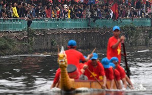 Hàng nghìn người chen chân chật kín mép hồ Tây xem đua thuyền rồng