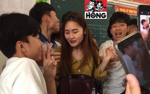 Đứng trên bục giảng, cô giáo bị học sinh bủa vây xung quanh, lén chụp ảnh vì quá xinh đẹp