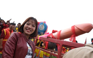 Chị em phụ nữ bạo dạn chụp ảnh bên Tàng Thinh - sinh thực khí nam ở Lễ hội Ná Nhèm