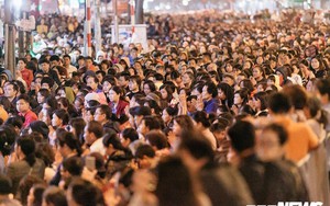 Ảnh: Hàng nghìn người tràn kín lòng đường, xì xụp vái lạy trước chùa Phúc Khánh