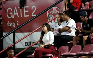 Yến Xuân thu hút trên khán đài, theo dõi bạn trai Văn Lâm bắt trận ra mắt Muangthong United