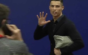 Thua đau trước Atletico, Ronaldo vẫn lên mặt "khoe cúp" trước khi ra về