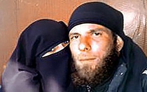 Vợ cũ của tay súng IS kể lại đêm tân hôn kinh hoàng