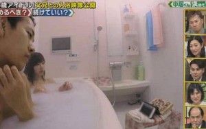 Nữ idol Nhật Bản gây sốc sau khi tiết lộ 23 tuổi vẫn tắm chung cùng bố và 3 anh trai, còn khoe cảnh tắm lên TV