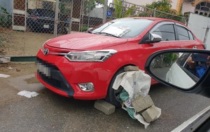 Ô tô bị chèn đá quanh bánh, dán giấy thông báo, dân mạng đăng ảnh tìm tài xế về gấp