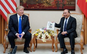 Hành động thú vị của Thủ tướng Nguyễn Xuân Phúc khiến Tổng thống Trump bật cười vui vẻ