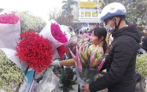 Muốn khách không đợi mua hoa 30 Tết, đừng "hét" giá