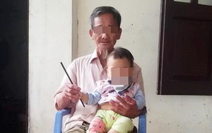 Rửa chân cho bố ngày 30 Tết, cô gái im lặng, không dám ngẩng đầu lên vì lí do đặc biệt