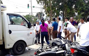 Xe tải húc hàng loạt xe máy dừng đèn đỏ, nhiều người nhập viện cấp cứu