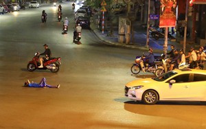 Người đàn ông và hành động kì quặc giữa ngã tư đêm mùng 3 Tết