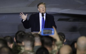 Sau buổi họp báo giữa đêm của Triều Tiên, ông Trump có bài phát biểu "bất thường" trên đường trở về Mỹ