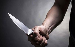 Phát hiện thanh niên lạ ở phòng ngủ của con gái 16 tuổi, người cha dùng dao đâm gục