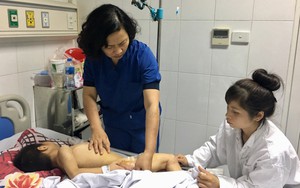 Yên Bái: Bé trai 9 tuổi bại não bị 4 con chó của nhà trèo lên giường cắn đứt vùng kín